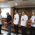 Sekda Badung IB. Surya Suamba selaku Ketua Dewan Pengurus KORPRI Badung bersama Pengurus KORPRI Badung menyerahkan santunan kepada pensiunan KORPRI dan dana duka bagi anggota KORPRI, Rabu (5/3).