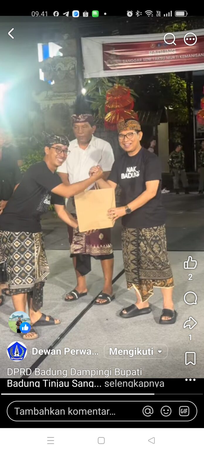 Bupati Wayan Adi Arnawa meninjau langsung gladi bersih Angklung Kebyar Duta Kabupaten Badung di halaman Gedung Wisma Budaya Desa Adat Legian, Kuta, Selasa (23/6).