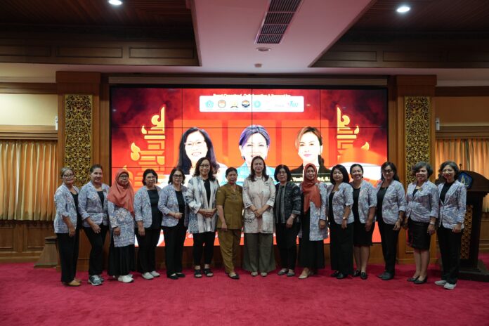 Asisten Bidang Administrasi Umum I Wayan Wijana bersama Ketua TP. PKK Nyonya Rasniathi Adi Arnawa, dan Ketua GOW Nyonya Yunita Alit Sucipta saat Talkshow Lintas Agama di Ruang Rapat Madya Gosana Lantai III, Gedung DPRD Kabupaten Badung, Senin (19/10).